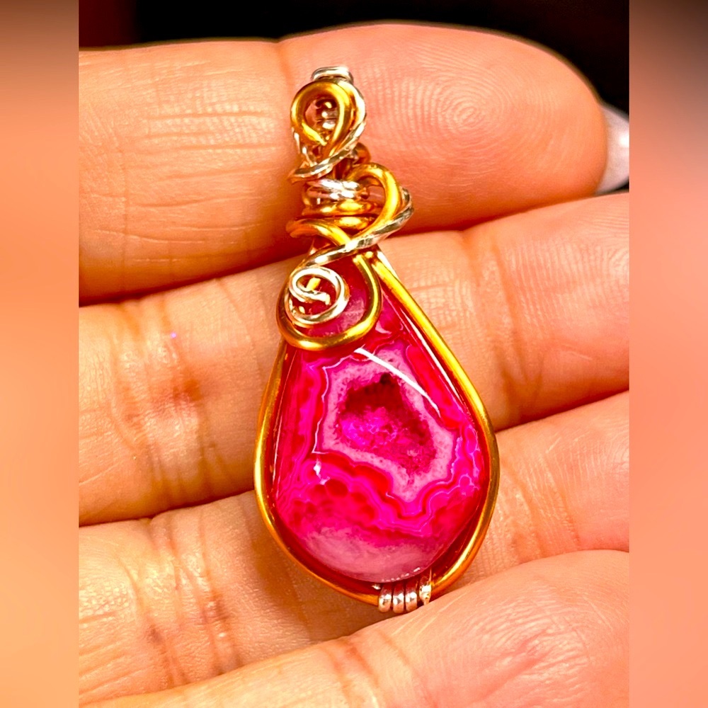 💜stunning pink exposed geode agate, wire wrapped artisan pendant